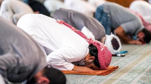 Prečítajte si viac o interpretácii sna o zborovej modlitbe od Ibn Sirina
