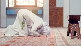 De 20 vigtigste fortolkninger af en drøm om at bede Maghrib-bønnen af ​​Ibn Sirin