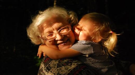 Իմացեք երազում տատիկին տեսնելու ամենակարևոր մեկնաբանությունները Իբն Սիրինի կողմից