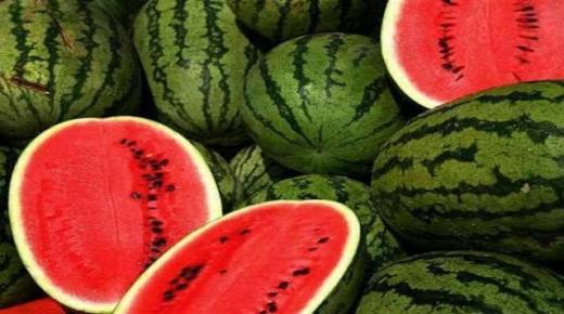 Léiriú ar watermelon dearg a fheiceáil i mbrionglóid ag Ibn Sirin agus léirmhíniú aisling watermelon dearg do fhear