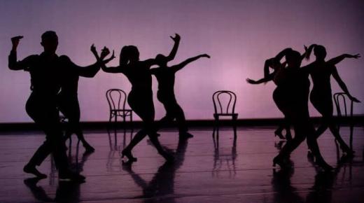 Երազի մեկնաբանությունը միայնակ կանանց հարսանիքին պարելու մասին Իբն Սիրինի կողմից