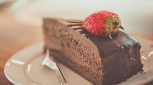 Lær fortolkningen af ​​Ibn Sirins drøm om kage og fortolkningen af ​​at skære kage i en drøm