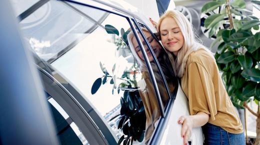 Nejdůležitější interpretace vidění bílého auta ve snu pro svobodné ženy