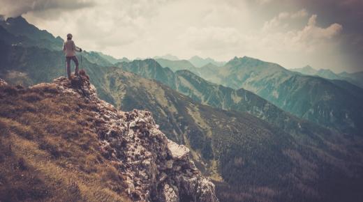 Lær fortolkningen af ​​drømmen om at gå op og ned af bjerget af Ibn Sirin