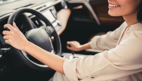 Միայնակ կանանց համար մեքենա վարելու մասին երազի ամենակարևոր 20 մեկնաբանությունները Իբն Սիրինի կողմից