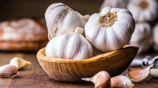 Cad é an léirmhíniú ar garlic a fheiceáil i aisling ag Ibn Sirin?