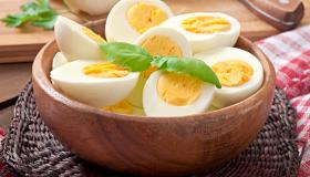 Fortolkning af at spise kogte æg i en drøm af Ibn Sirin
