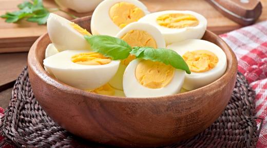 Výklad konzumace vařených vajec ve snu od Ibn Sirina