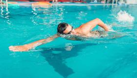 Lær fortolkningen af ​​drømmen om svømning for seniorforskere